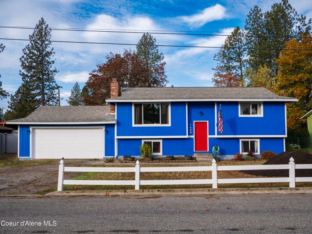 Photo of 1609 BILL St, Post Falls, ID 83854 (MLS # 25-10554)