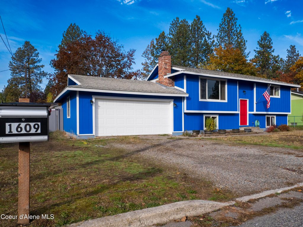 Photo of 1609 BILL St, Post Falls, ID 83854 (MLS # 25-10554)