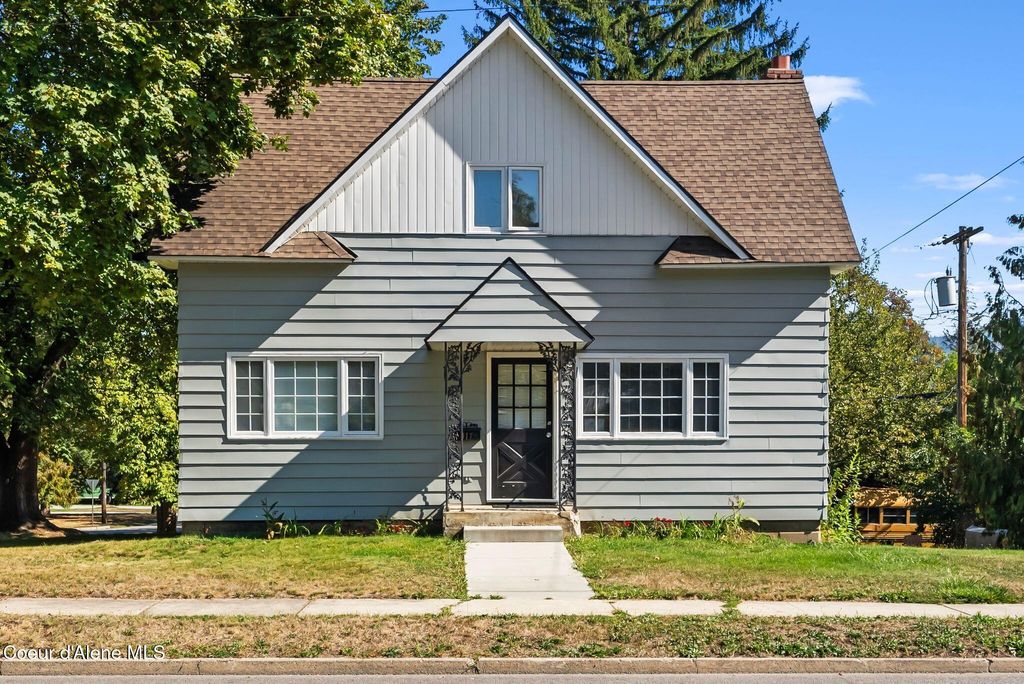 Photo of 417 4th Ave, Sandpoint, ID 83864 (MLS # 25-10087)