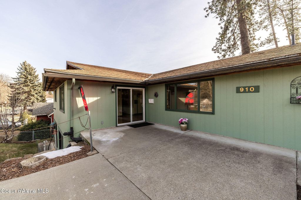 Photo of 910 Birch Ave, Coeur dAlene, ID 83814 (MLS # 26-994)