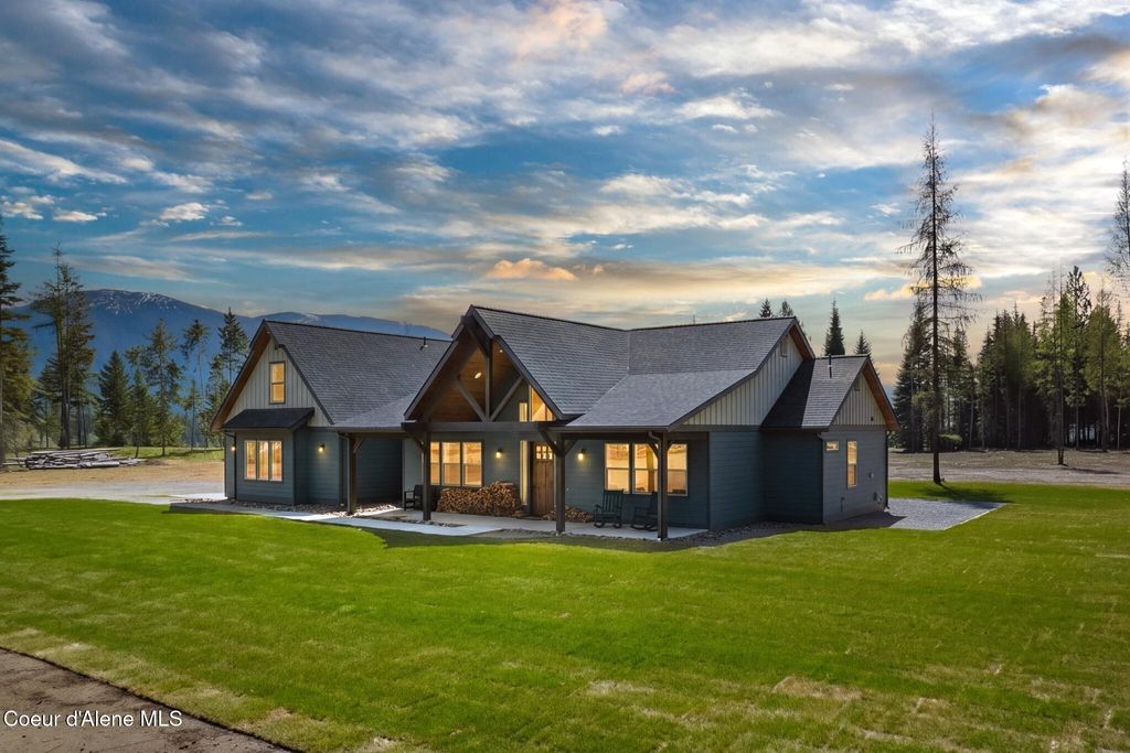 Photo of 122 Windswept Ct, Naples, ID 83847 (MLS # 26-3851)