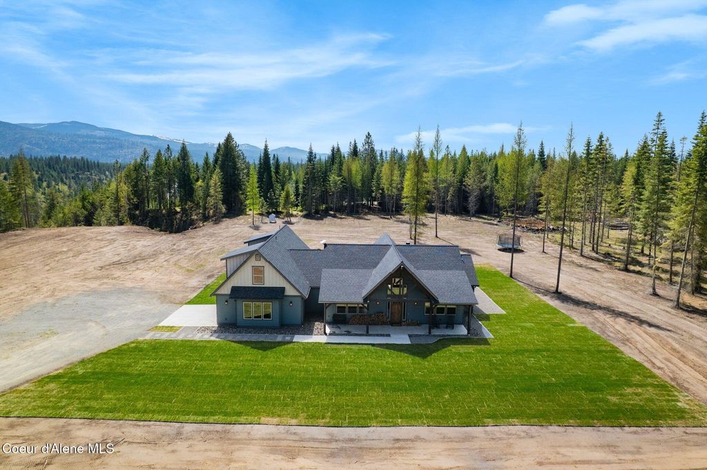 Photo of 122 Windswept Ct, Naples, ID 83847 (MLS # 26-3851)