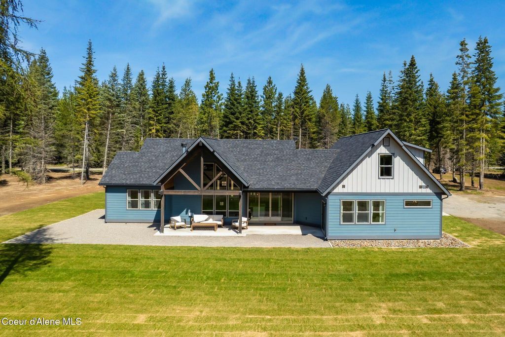 Photo of 122 Windswept Ct, Naples, ID 83847 (MLS # 26-3851)