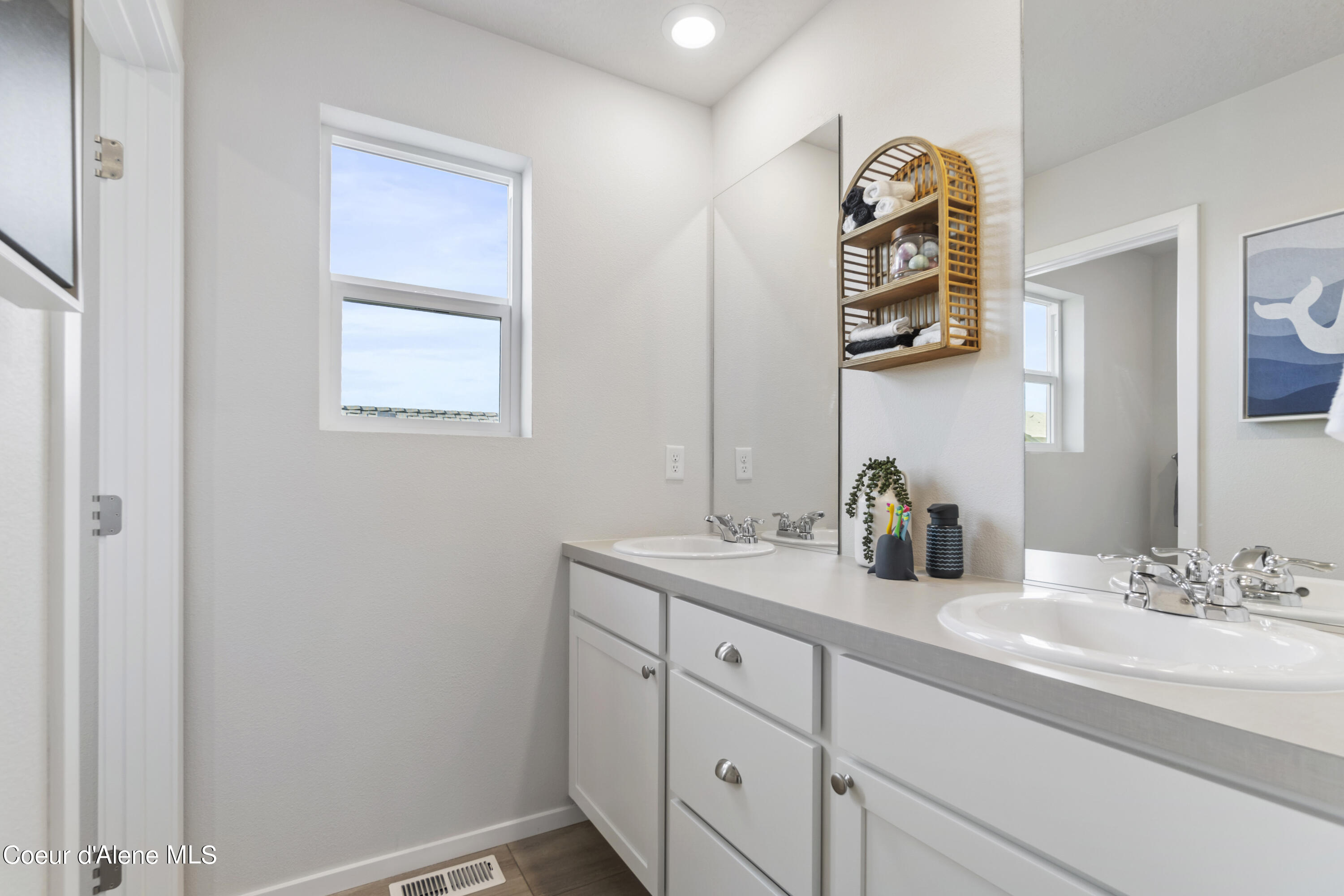 Hayden, Idaho 83835, United States, 4 Bedrooms Bedrooms, ,3 BathroomsBathrooms,Residential,Pending,55193