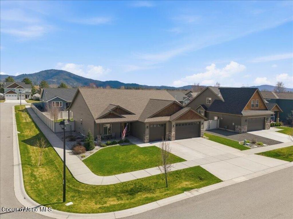 Photo of 8023 DARLENA Loop, Coeur dAlene, ID 83815 (MLS # 26-2973)