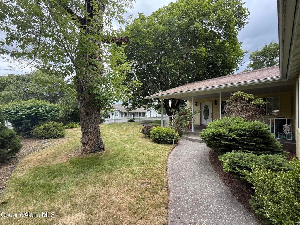 Photo of 6344 COLFAX St, Dalton Gardens, ID 83815 (MLS # 25-7937)