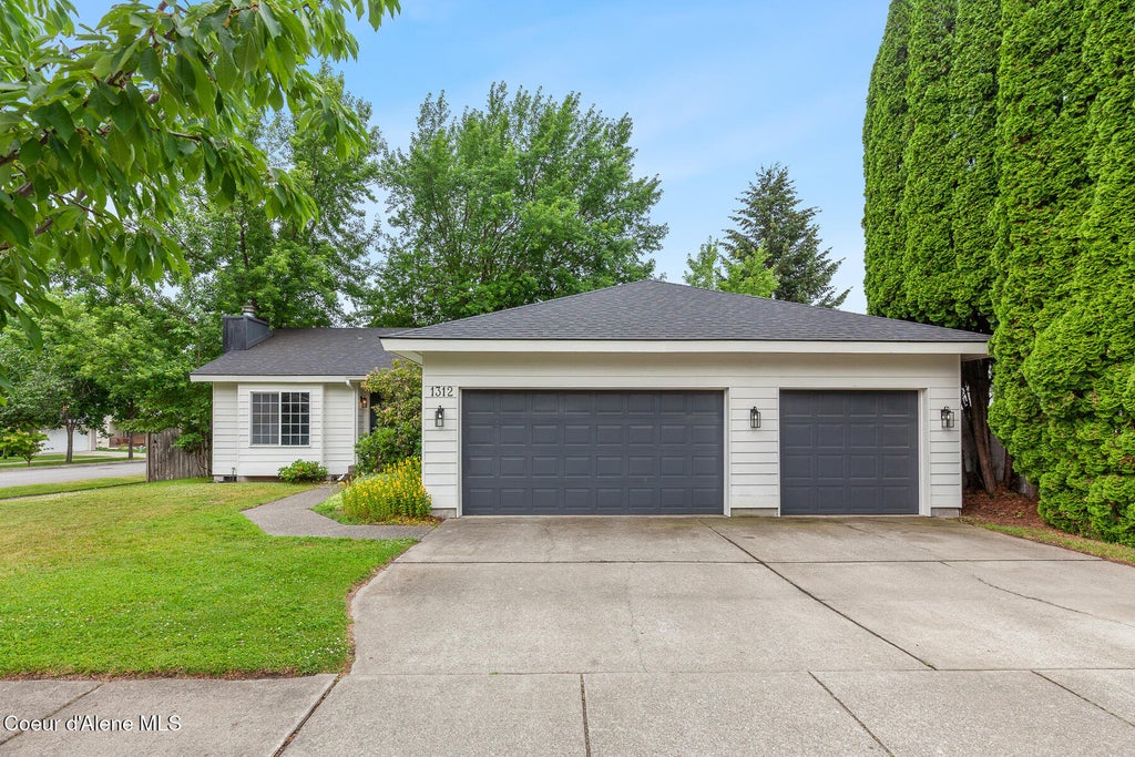 Photo of 1312 Westminster AVE, Coeur dAlene, ID 83815 (MLS # 26-6740)
