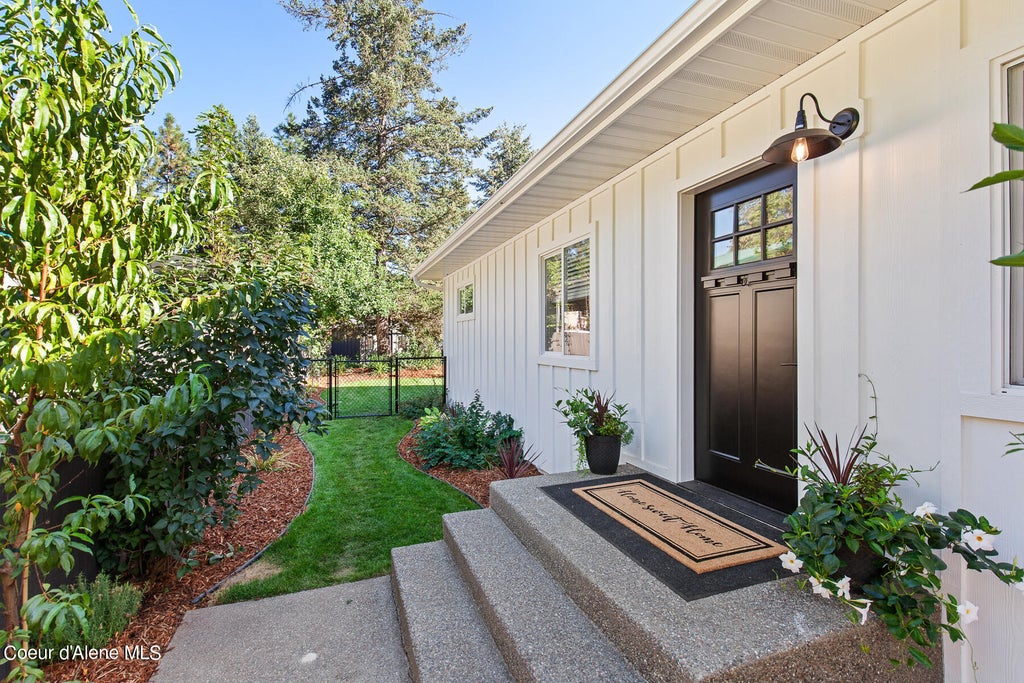 Photo of 6562 HARBOR Dr, Coeur dAlene, ID 83814 (MLS # 26-5756)