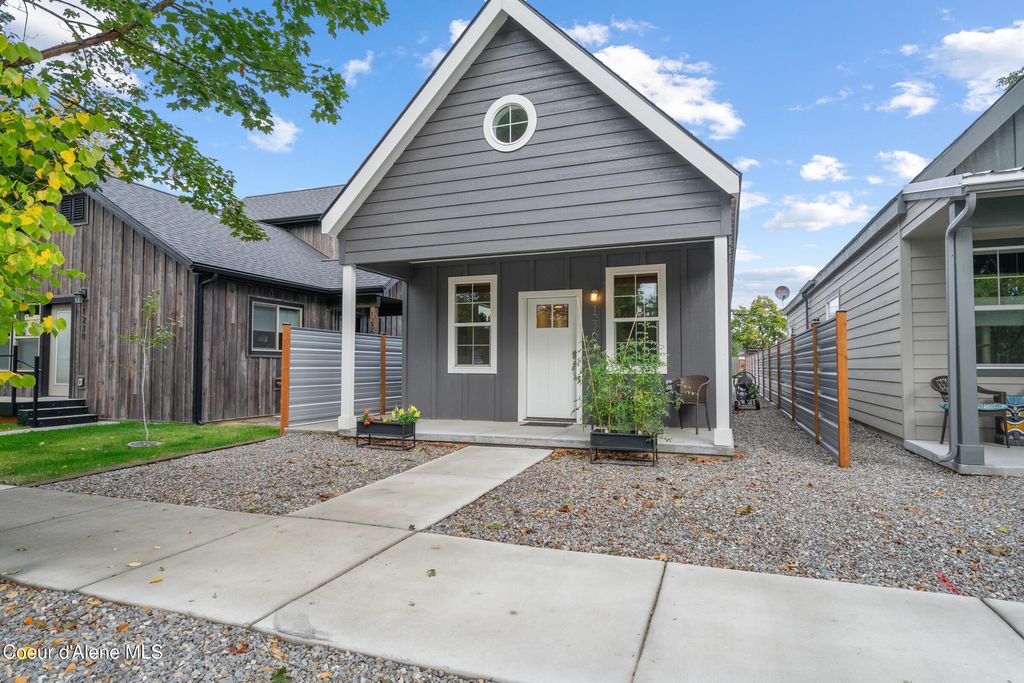 Photo of 1226 Chestnut St, Sandpoint, ID 83864 (MLS # 25-10033)