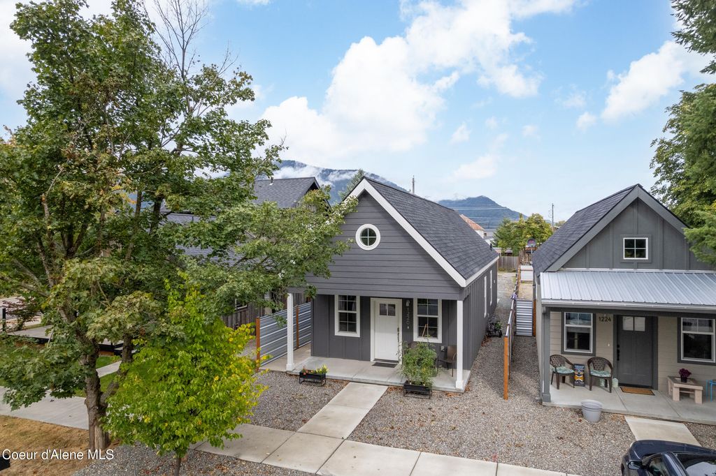 Photo of 1226 Chestnut St, Sandpoint, ID 83864 (MLS # 25-10033)