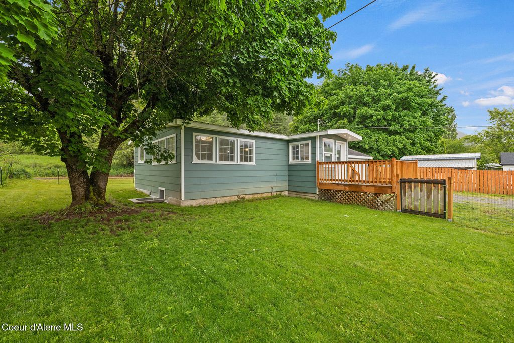 Photo of 309 1/2 YELLOWSTONE AVE, Osburn, ID 83849 (MLS # 26-6046)