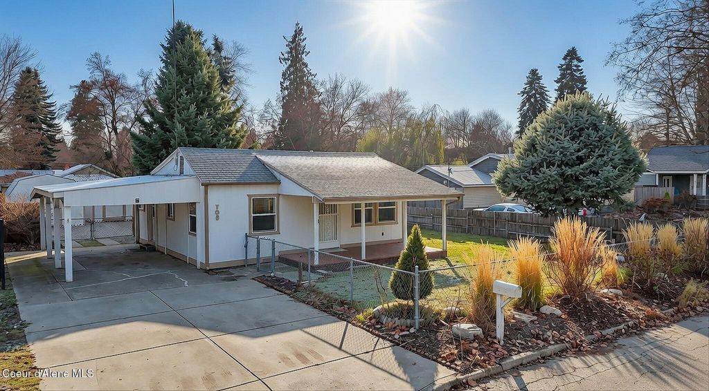 Photo of 706 Davidson Ave, Coeur dAlene, ID 83814 (MLS # 26-1952)