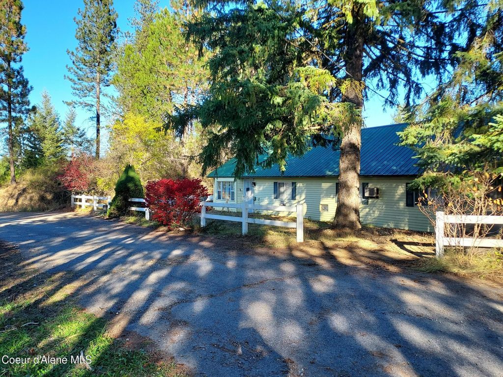 Photo of 114 BAYVIEW Rd, Athol, ID 83801 (MLS # 25-10099)