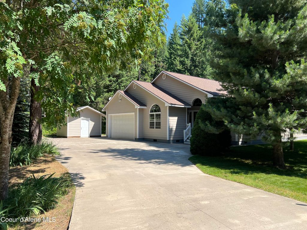 Photo of 927 Bear Claw Rd, Clark Fork, ID 83811 (MLS # 25-4376)