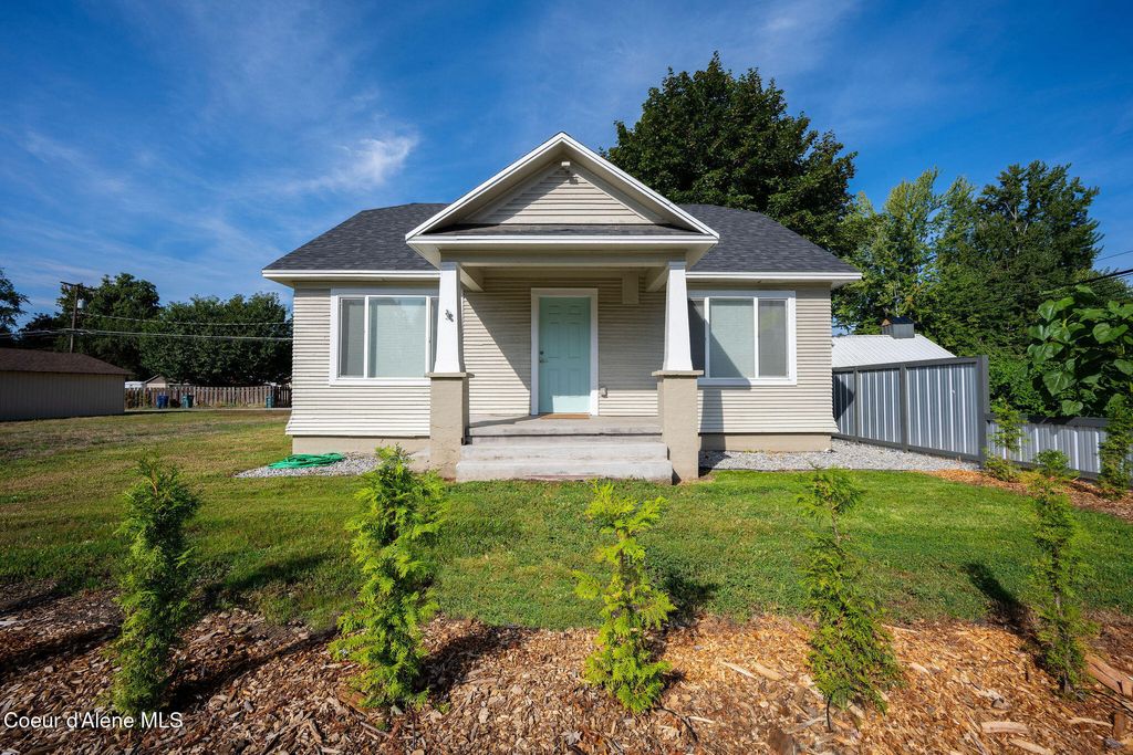 Photo of 1517 LINCOLN Way, Coeur dAlene, ID 83814 (MLS # 25-10452)