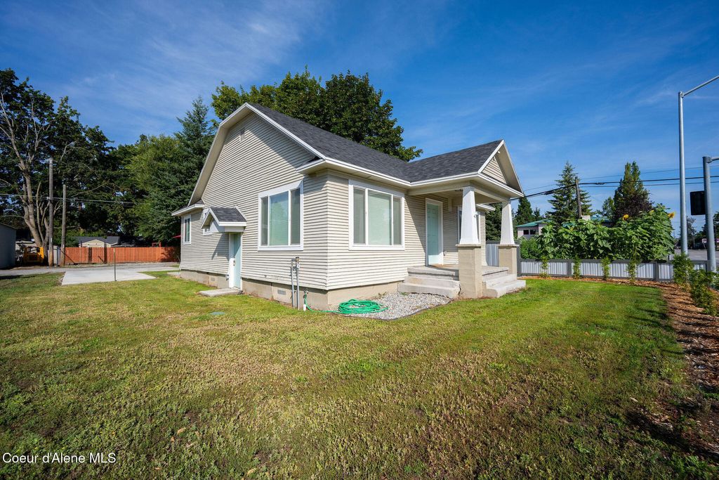 Photo of 1517 LINCOLN Way, Coeur dAlene, ID 83814 (MLS # 25-10452)