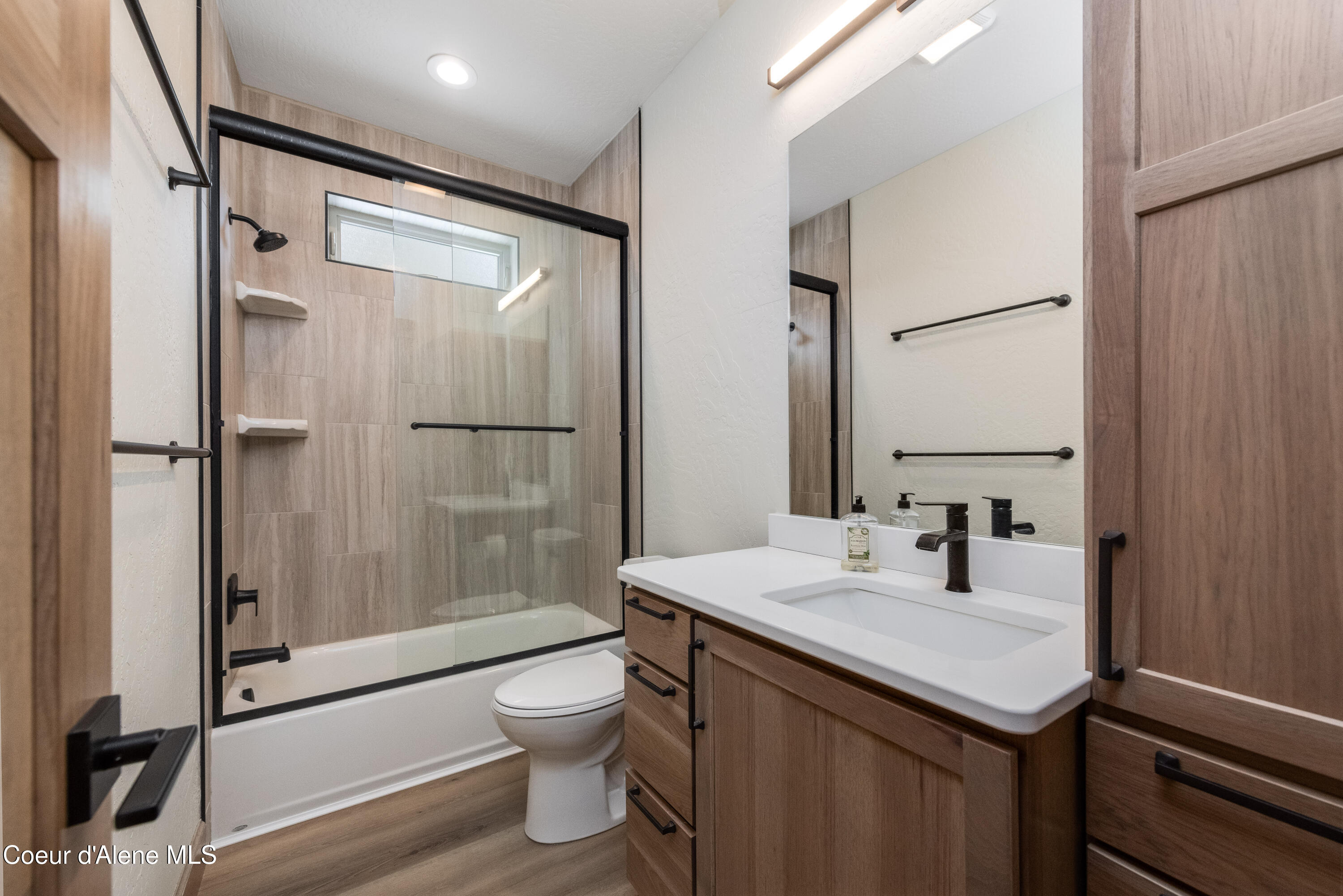 Sandpoint, Idaho 83864, United States, 4 Bedrooms Bedrooms, ,3 BathroomsBathrooms,Residential,Active,124614