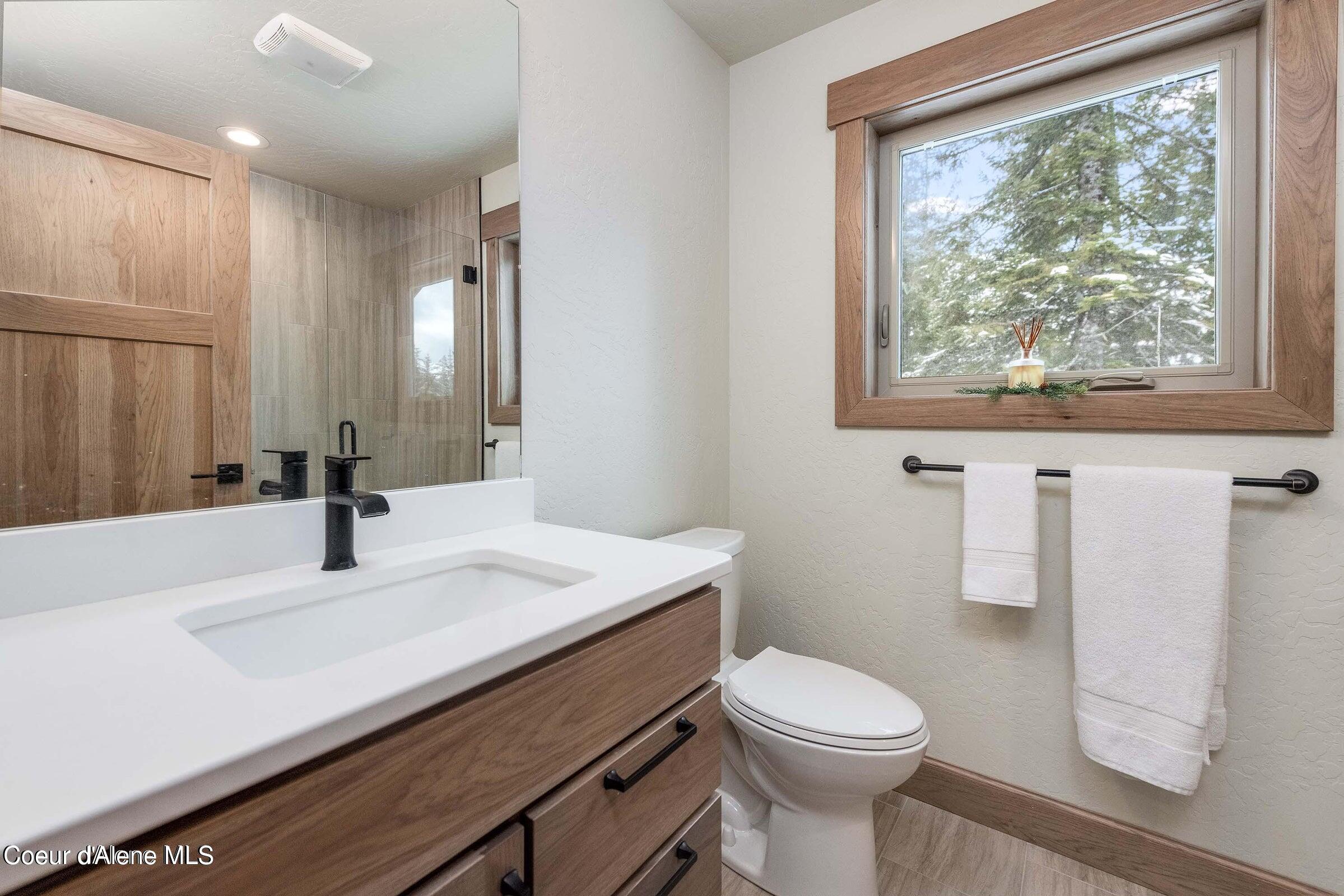 Sandpoint, Idaho 83864, United States, 4 Bedrooms Bedrooms, ,3 BathroomsBathrooms,Residential,Active,124614