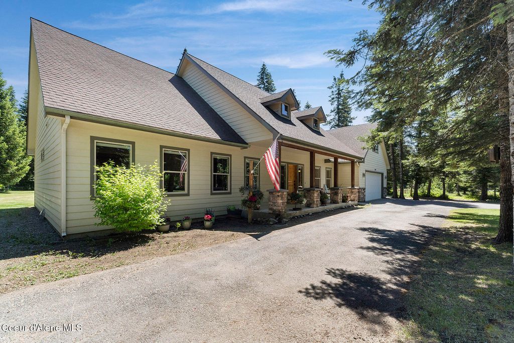 Photo of 25400 LANTERN HILL Hill, Rathdrum, ID 83858 (MLS # 25-6036)