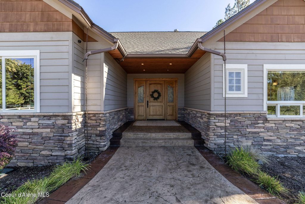 Photo of 5960 17th St, Dalton Gardens, ID 83815 (MLS # 25-10158)