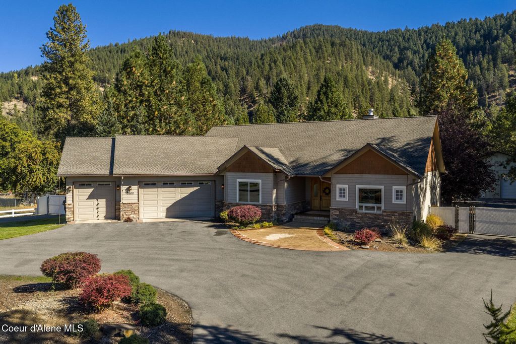 Photo of 5960 17th St, Dalton Gardens, ID 83815 (MLS # 25-10158)