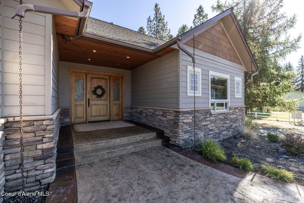 Photo of 5960 17th St, Dalton Gardens, ID 83815 (MLS # 25-10158)