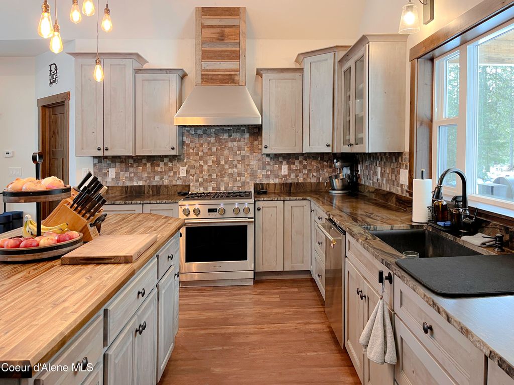 Photo of 186 Coyote Trl, Sandpoint, ID 83864 (MLS # 26-1161)