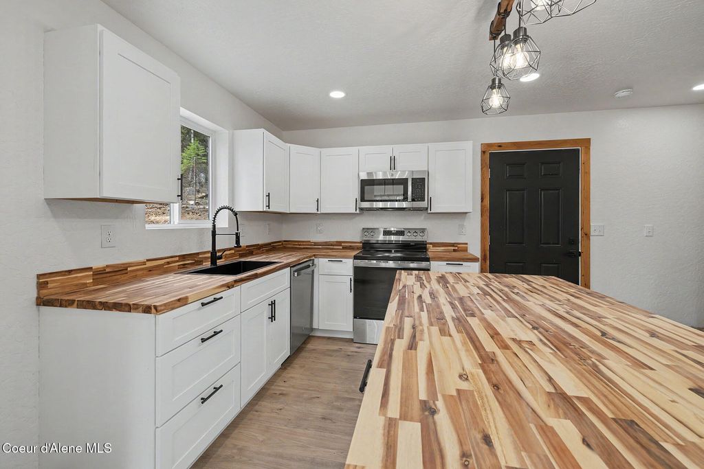 Photo of 181 Lakeview Dr, Blanchard, ID 83804 (MLS # 26-3167)