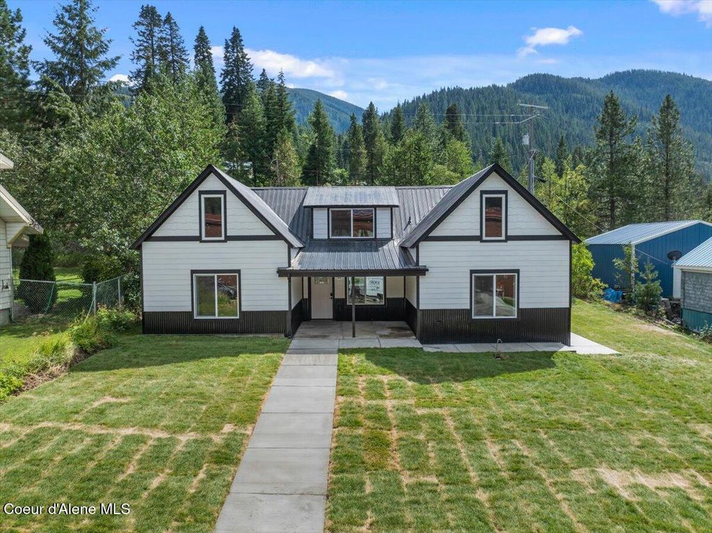 Photo of 326 Park Ave, Mullan, ID 83846 (MLS # 25-8594)