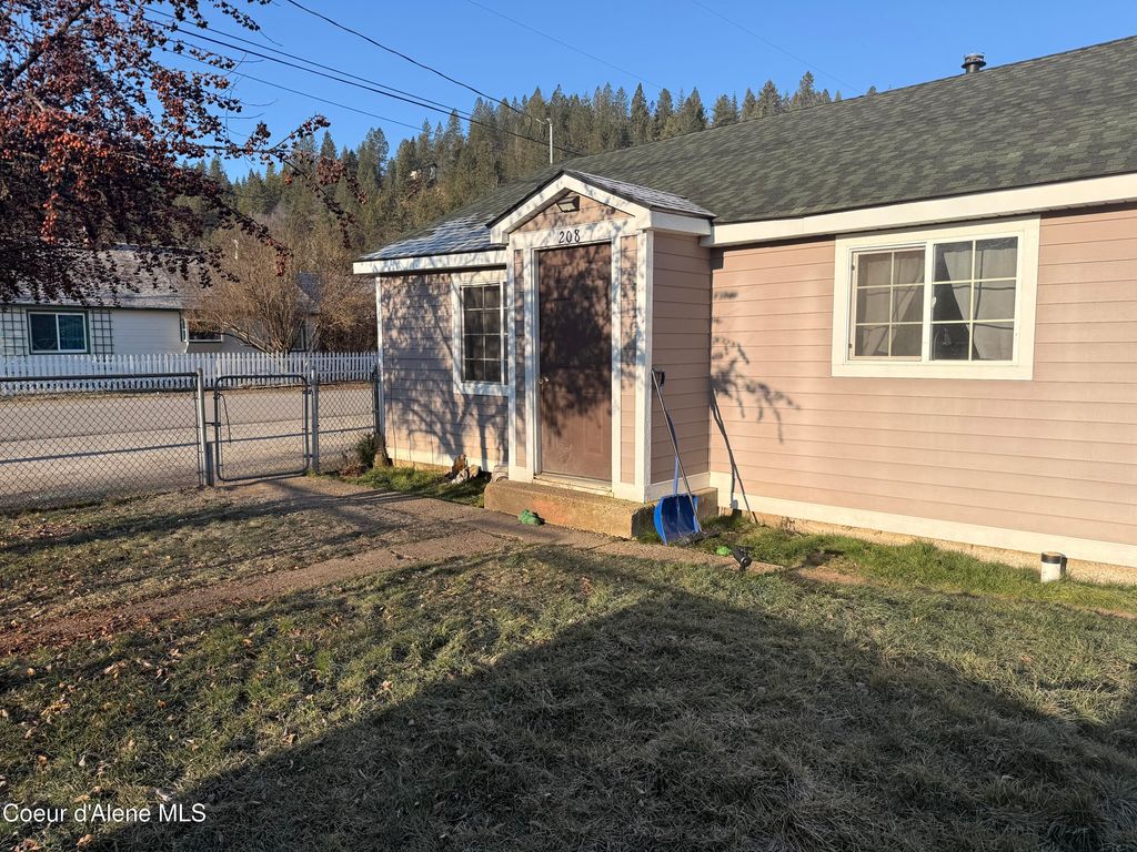 Photo of 208 6th, Pinehurst, ID 83850 (MLS # 26-946)