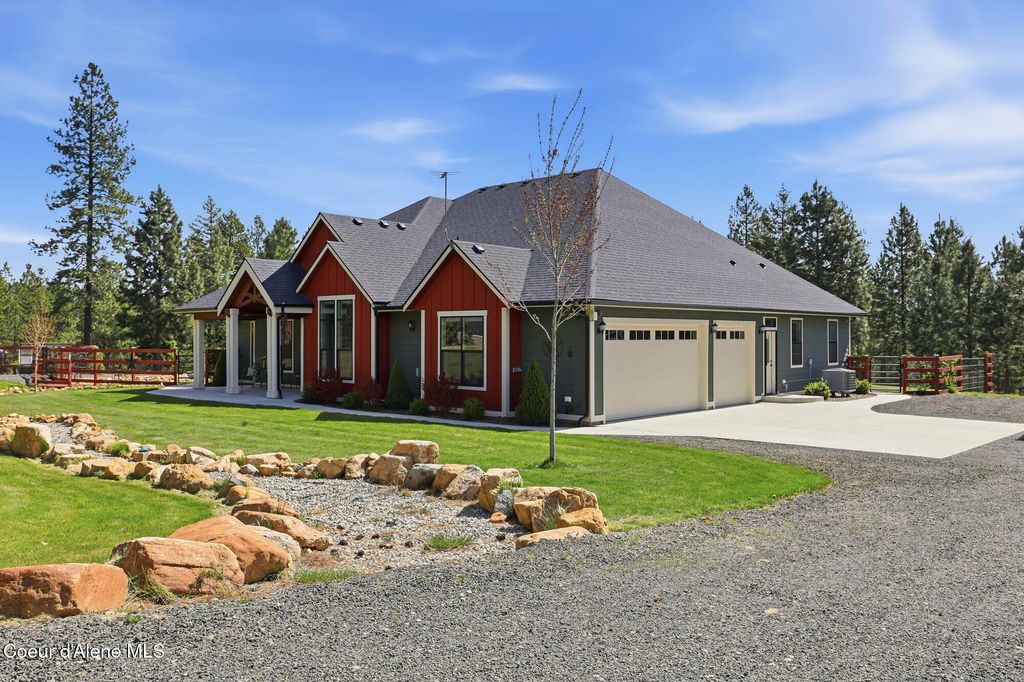 Photo of 8802 BENTON Way, Coeur dAlene, ID 83814 (MLS # 26-4319)