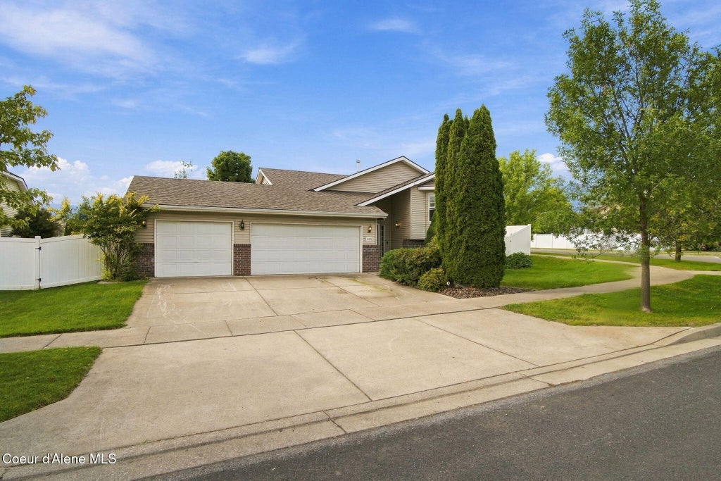 Photo of 8220 Salmonberry, Hayden, ID 83835 (MLS # 26-7834)