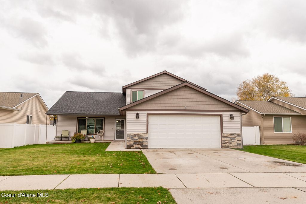 Photo of 1324 Yellowstone Ave, Post Falls, ID 83854 (MLS # 26-2512)