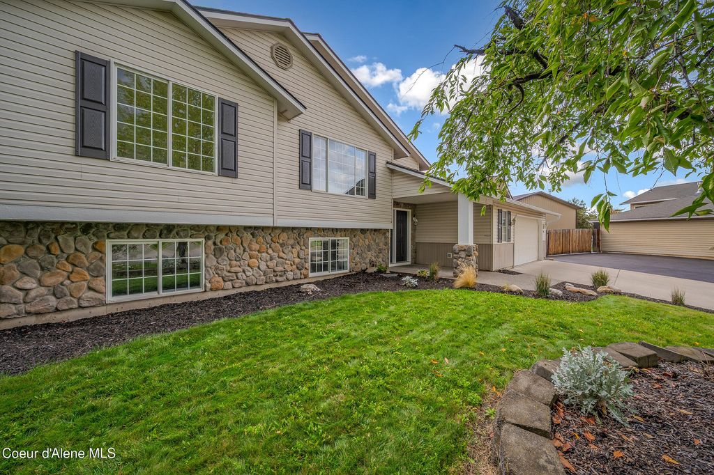 Photo of 965 SUGAR MAPLE Trl, Post Falls, ID 83854 (MLS # 25-9982)