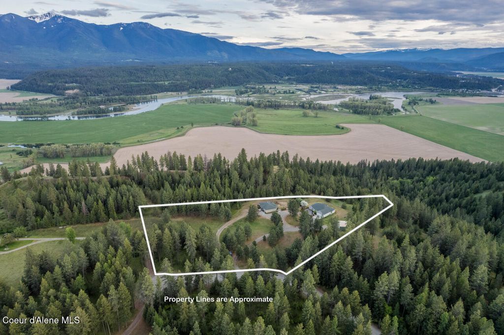 Photo of 684 Chute Canyon Way, Bonners Ferry, ID 83805 (MLS # 25-4850)