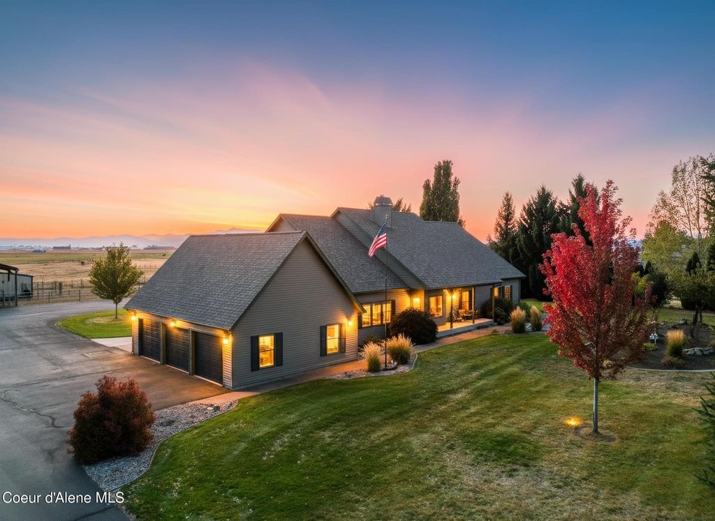 Photo of 2090 DIAMOND BAR Rd, Rathdrum, ID 83858 (MLS # 25-10274)