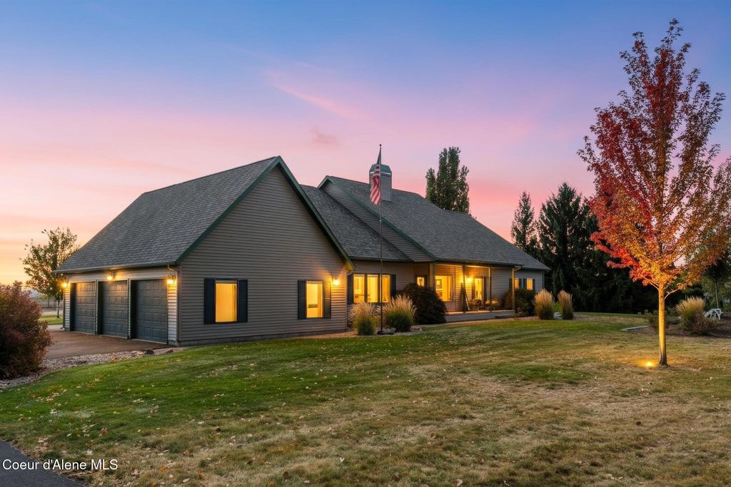 Photo of 2090 DIAMOND BAR Rd, Rathdrum, ID 83858 (MLS # 25-10274)