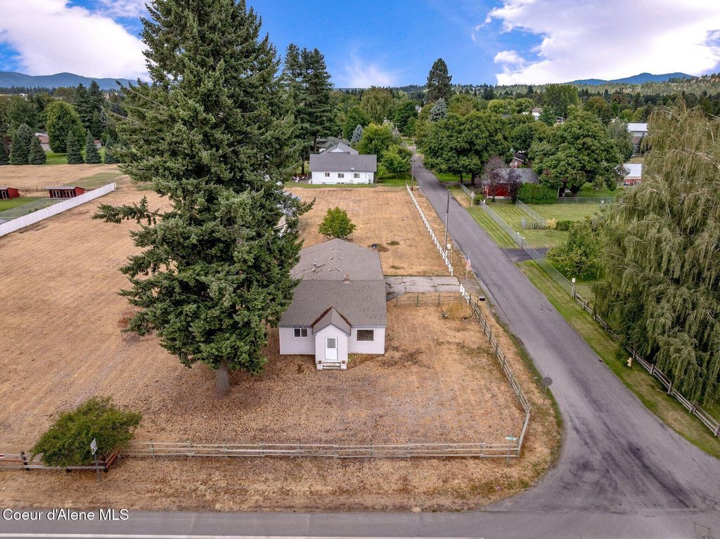 Photo of 5615 COLFAX St, Dalton Gardens, ID 83815 (MLS # 25-8427)