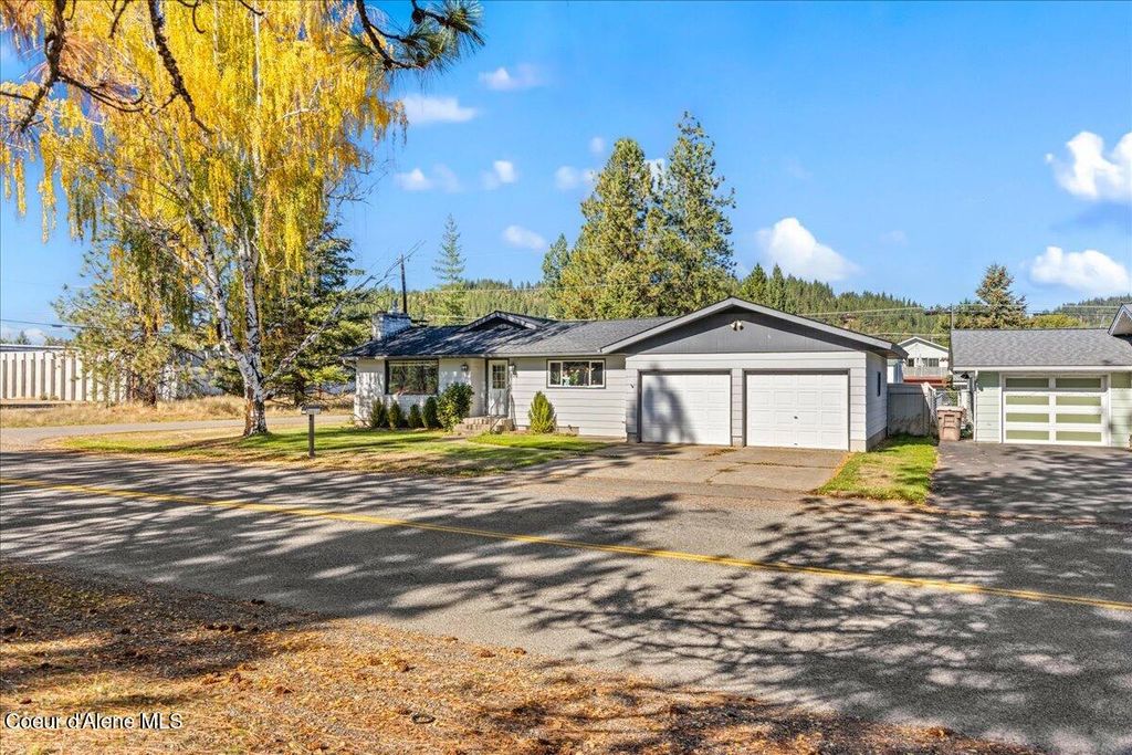 Photo of 202 Country Club Club, Pinehurst, ID 83850 (MLS # 25-10188)