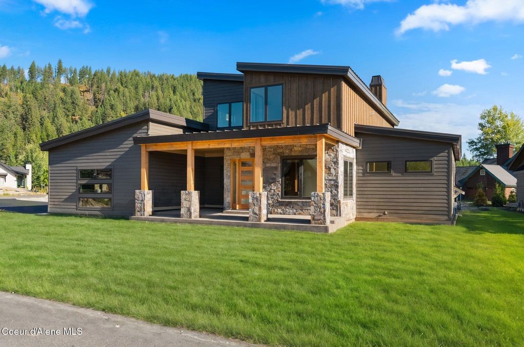 Photo of 11 Alpenrose Ln, Sandpoint, ID 83864 (MLS # 25-8929)