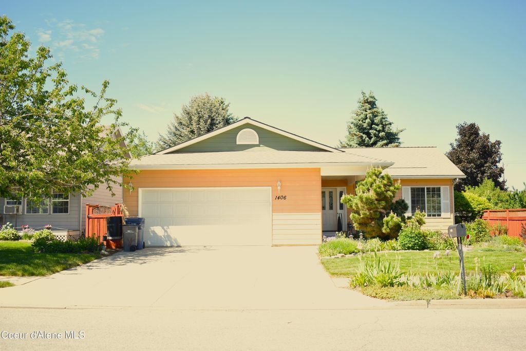 Photo of 1406 Walnut St, Sandpoint, ID 83864 (MLS # 26-1698)