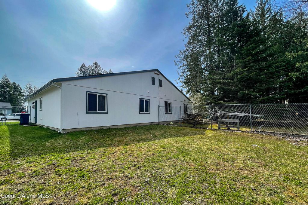 Photo of 901-903 Hickory Glen Glen, Sandpoint, ID 83864 (MLS # 26-3028)