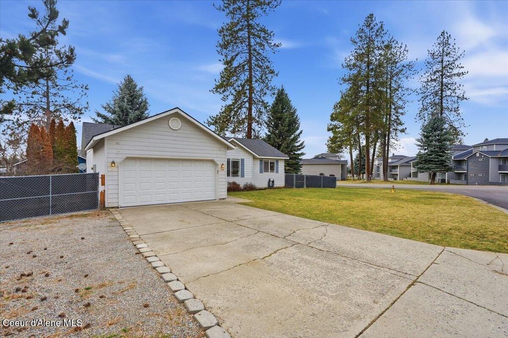 Photo of 798 Loch Maree Dr, Hayden, ID 83835 (MLS # 26-439)