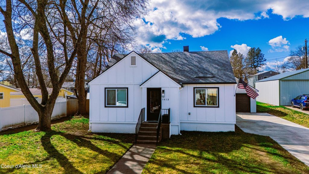 Photo of 1613 7th St, Coeur dAlene, ID 83814 (MLS # 26-3439)