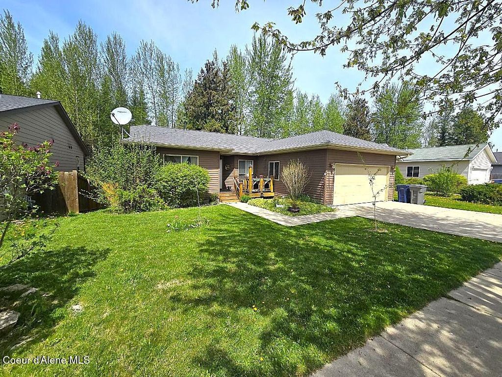 Photo of 1305 Honeysuckle Ave, Sandpoint, ID 83864 (MLS # 26-4395)
