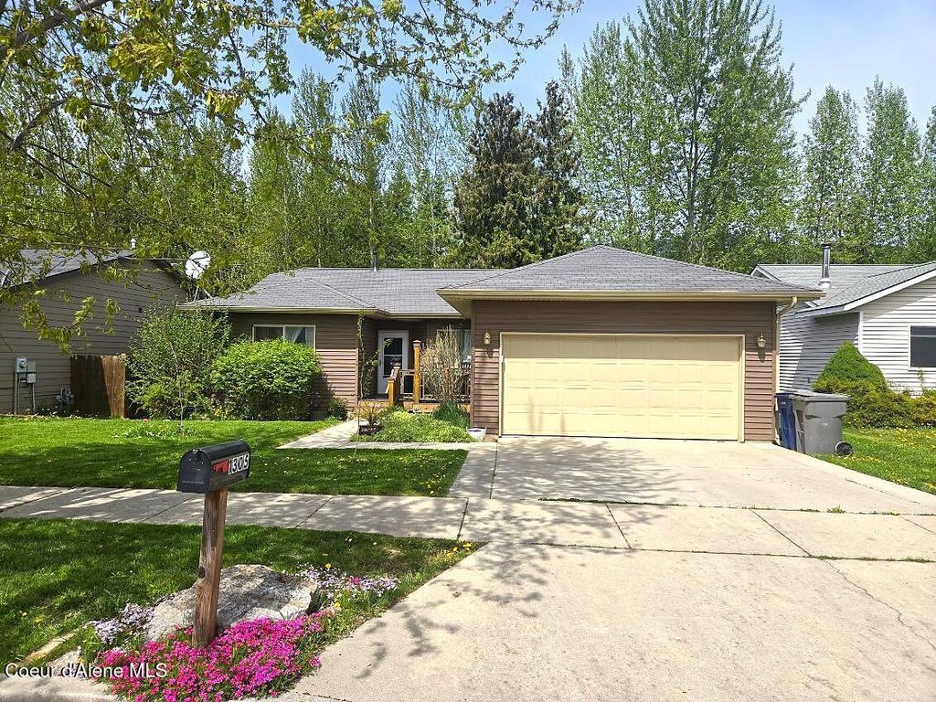 Photo of 1305 Honeysuckle Ave, Sandpoint, ID 83864 (MLS # 26-4395)