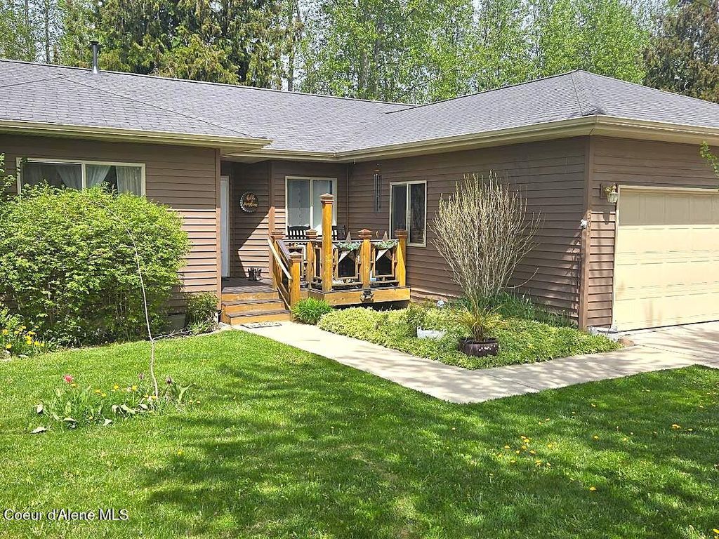 Photo of 1305 Honeysuckle Ave, Sandpoint, ID 83864 (MLS # 26-4395)