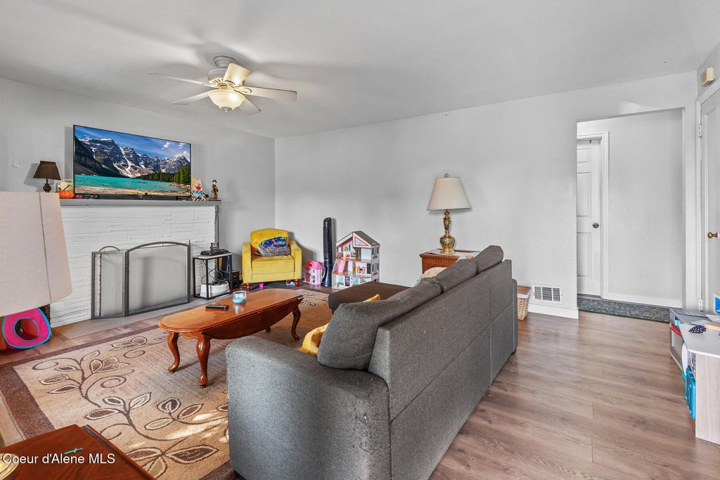 Photo of 8111 Knox AVE, Spokane Valley, WA 99212 (MLS # 26-10120)