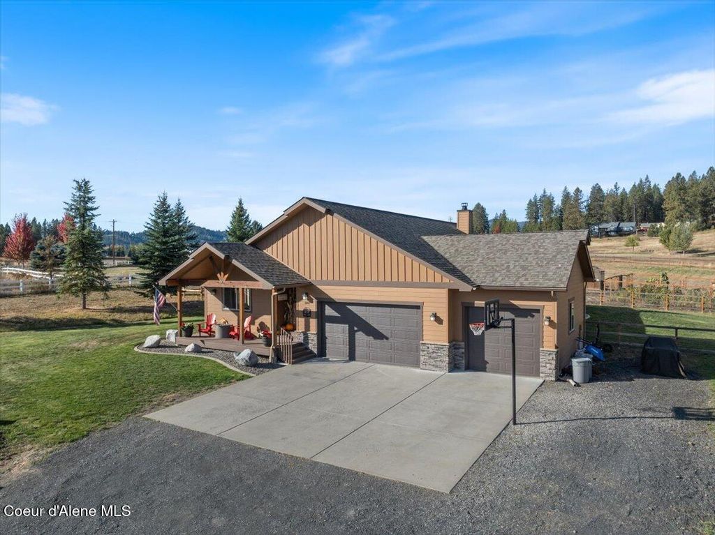 Photo of 6005 MEADOWBROOK Loop, Coeur dAlene, ID 83814 (MLS # 25-10068)