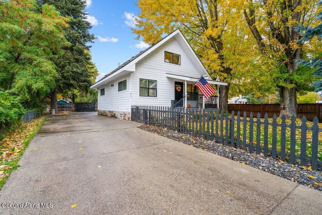 Photo of 611 LACROSSE Ave, Coeur dAlene, ID 83814 (MLS # 25-10690)